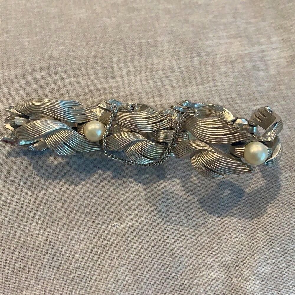 Trifari faux pearl silver bracelet - Picture 2 of 4